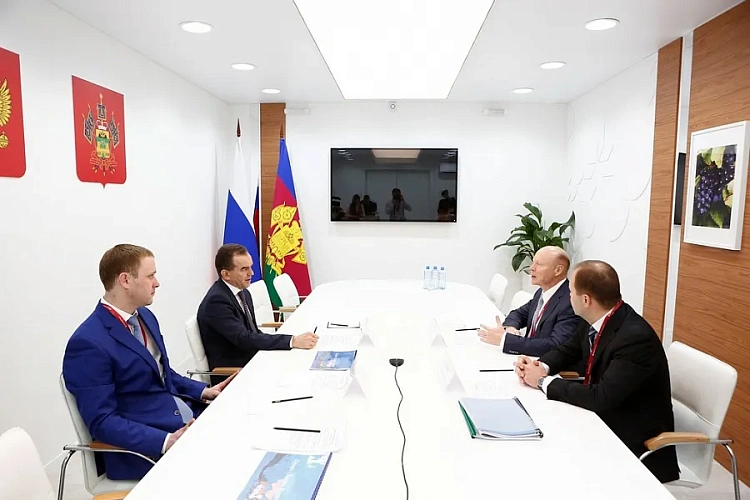 Губернатор Краснодарского края Вениамин Кондратьев и генеральный директор курорта «Роза Хутор» Сергей Бачин провели встречу на Российском инвестиционном форуме в Сочи, фото 1 - круглогодичный курорт «Роза Хутор»