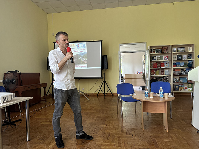 Курорт передал библиотекам Сочи тираж исторического  путеводителя  «Сочи и Красная Поляна с окрестностями», фото 2 - круглогодичный курорт «Роза Хутор»