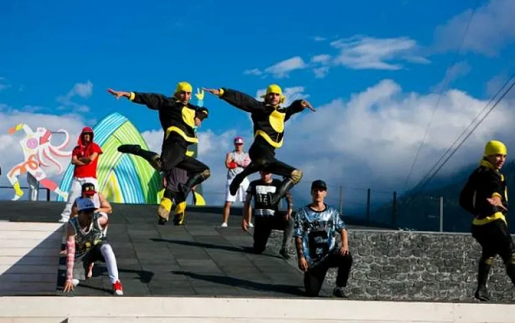 «Кавказские пленники» - театральная премьера на фоне гор, фото 1 - круглогодичный курорт «Роза Хутор»