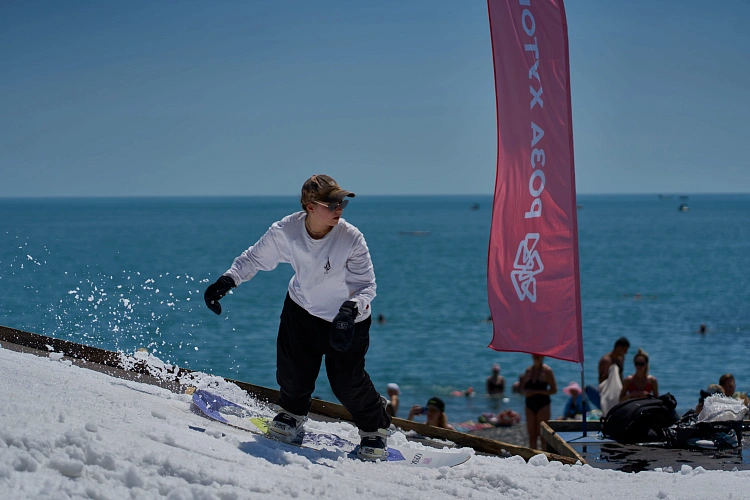 На морском пляже курорта успешно завершились соревнования по джиббингу, фото 1 - круглогодичный курорт «Роза Хутор»