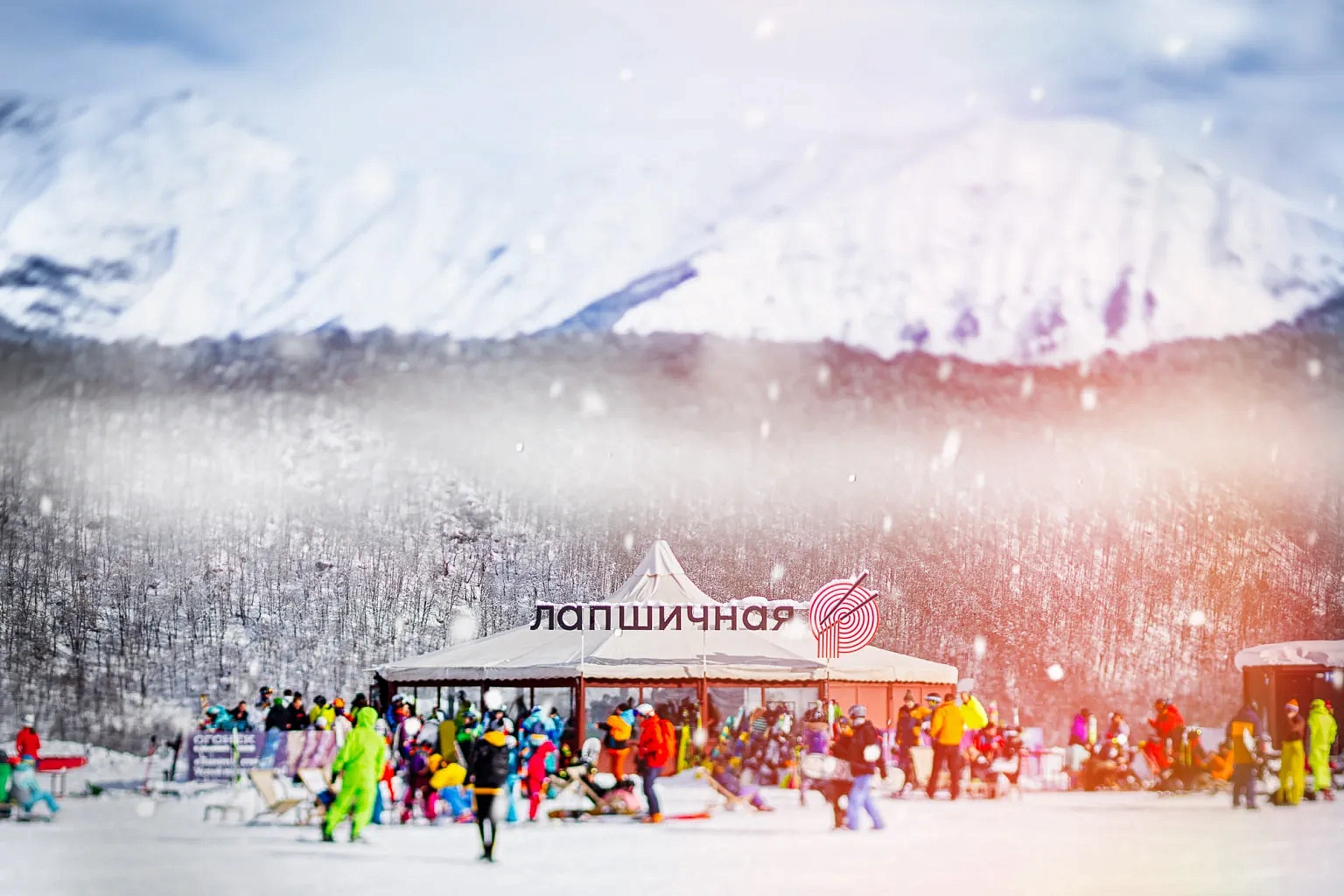 Праздничная программа с аниматорами – ростовыми куклами, фото 2 - круглогодичный курорт «Роза Хутор»