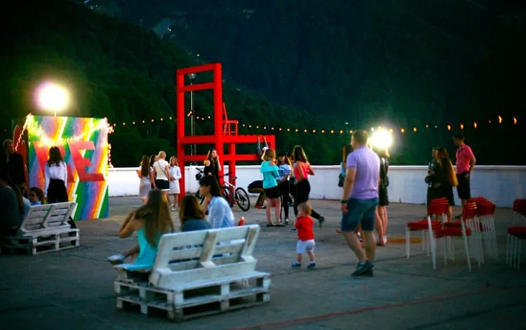 Летний открытый кинотеатр «Небо», фото 4 - круглогодичный курорт «Роза Хутор»