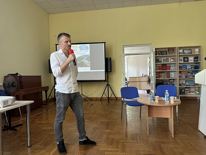 Курорт передал библиотекам Сочи тираж исторического  путеводителя  «Сочи и Красная Поляна с окрестностями», фото 1 - круглогодичный курорт «Роза Хутор»