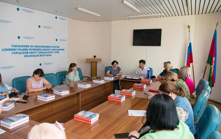 Книги по истории родного края передал курорт школьным  библиотекам Сочи , фото 1 - круглогодичный курорт «Роза Хутор»