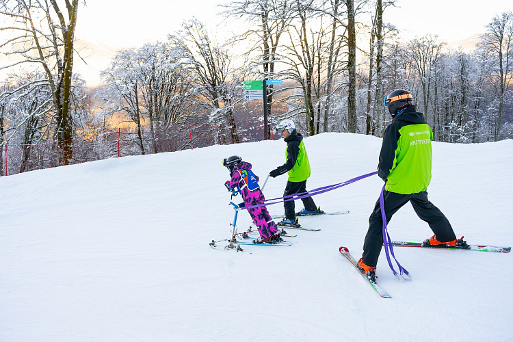 Когда спорт становится терапией: на «Роза Хутор» детям с ограниченными возможностями помогают горные лыжи, фото 1 - круглогодичный курорт «Роза Хутор»