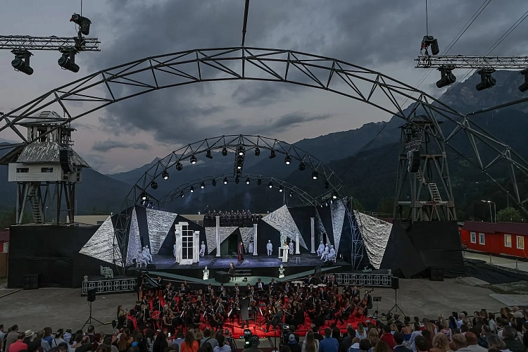 Состоялась премьера оперы «Пиковая дама» на высоте 1050 метров над уровнем моря, фото 5 - круглогодичный курорт «Роза Хутор»