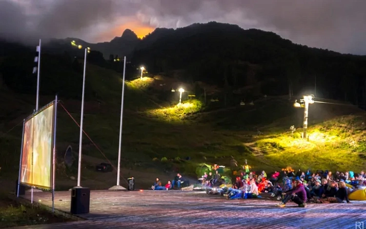 Летний открытый кинотеатр «Небо», фото 2 - круглогодичный курорт «Роза Хутор»