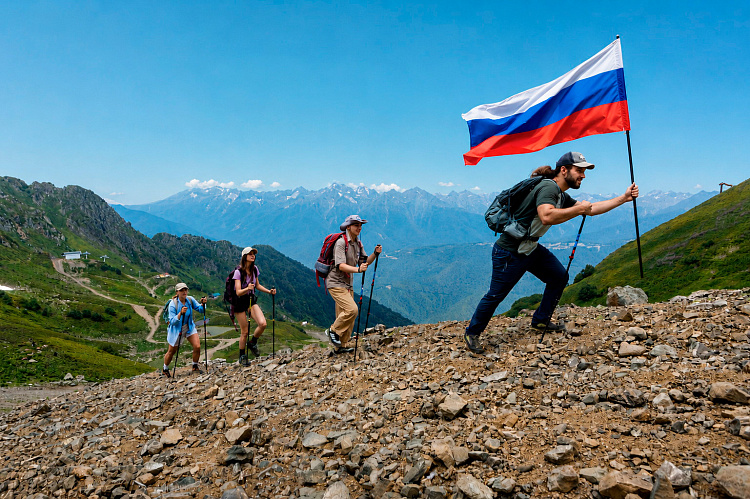 День флага в горах: российский триколор развернут на вершине Роза Пик , фото 1 - круглогодичный курорт «Роза Хутор»