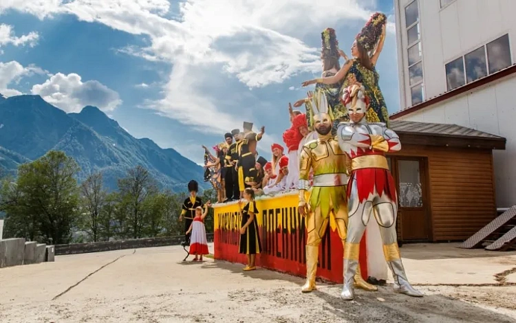 «Кавказские пленники» - театральная премьера на фоне гор, фото 3 - круглогодичный курорт «Роза Хутор»