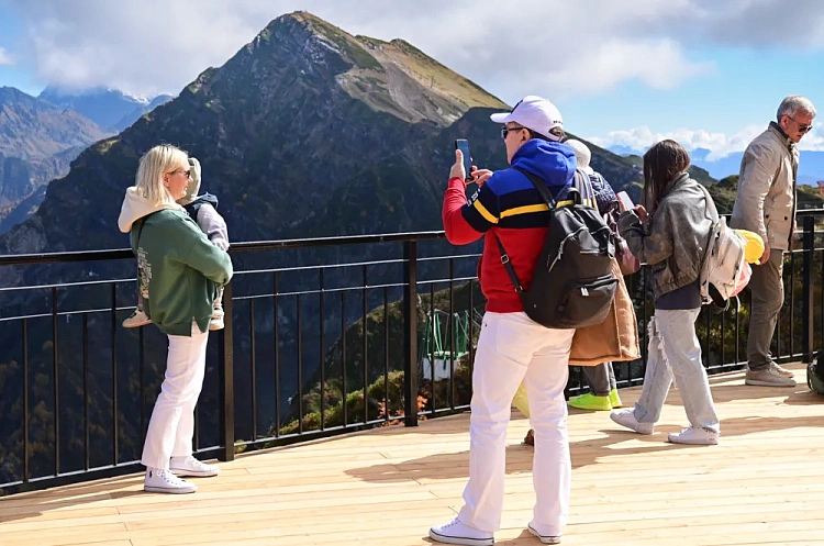 Обновили лучшую обзорную площадку горного кластера Сочи - Роза Пик, фото 6 - круглогодичный курорт «Роза Хутор»