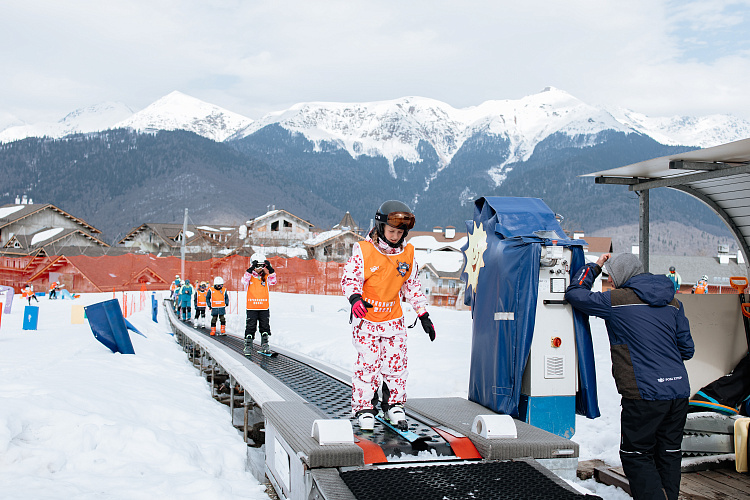 Школьники Сириуса и Сочи освоят горные лыжи в «Снежном классе» на «Роза Хутор», фото 3 - круглогодичный курорт «Роза Хутор»