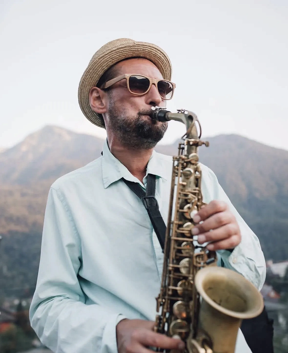 Живое выступление на саксофоне в торговых рядах Bazar, фото 1 - круглогодичный курорт «Роза Хутор»