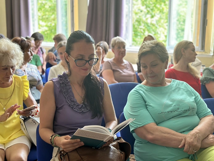 Курорт передал библиотекам Сочи тираж исторического  путеводителя  «Сочи и Красная Поляна с окрестностями», фото 2 - круглогодичный курорт «Роза Хутор»