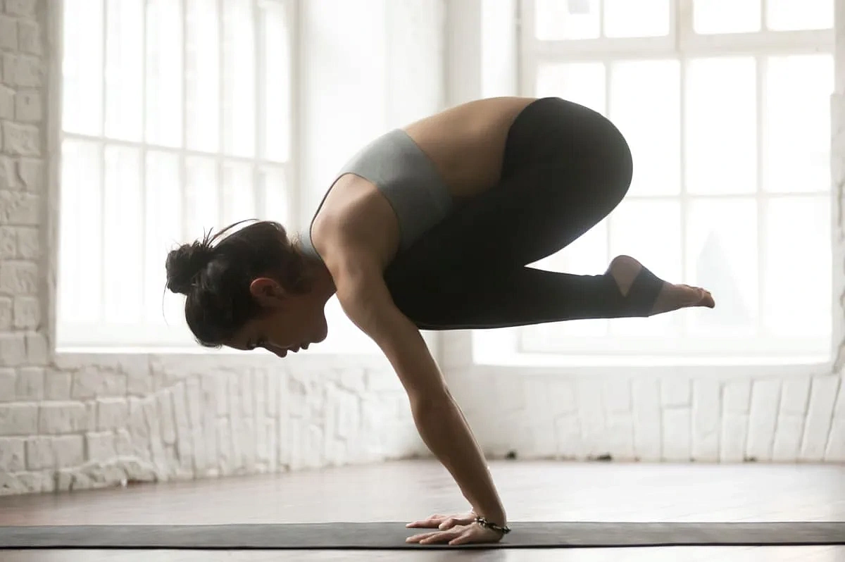 Хатха-йога. Балансы на руках, фото 2 - круглогодичный курорт «Роза Хутор»