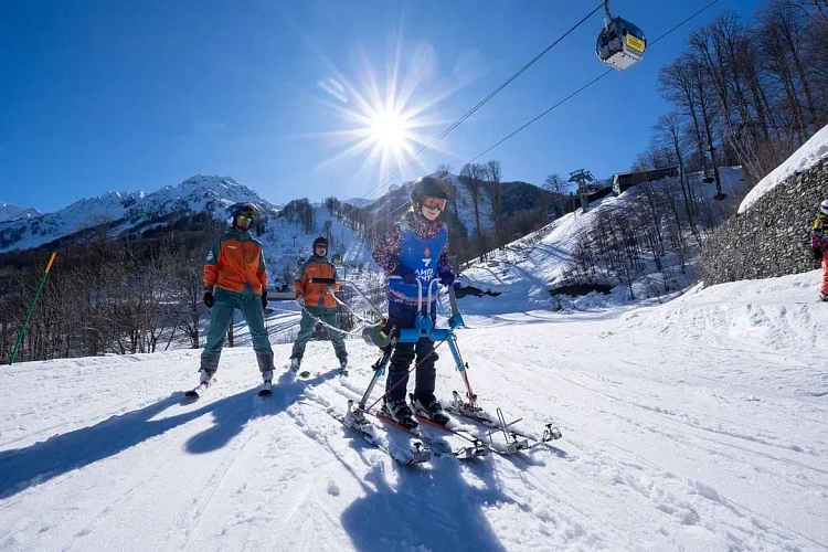 Более 1700 часов занятий по горным лыжам для людей с ограниченными возможностями провели на «Роза Хутор» в зимнем сезоне 2023/2024., фото 1 - круглогодичный курорт «Роза Хутор»