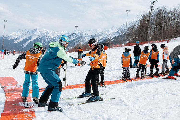 Школьники Сириуса и Сочи освоят горные лыжи в «Снежном классе» на «Роза Хутор», фото 1 - круглогодичный курорт «Роза Хутор»