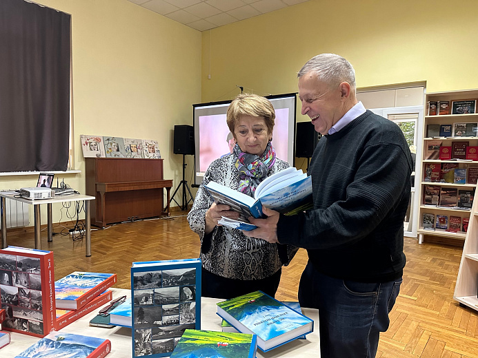 «Роза Хутор» передал в дар библиотекам Сочи тираж книги «История Красной Поляны», фото 1 - круглогодичный курорт «Роза Хутор»