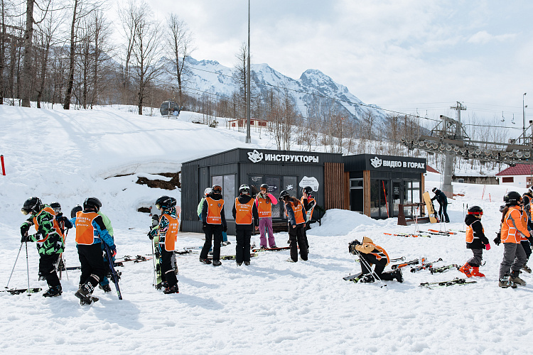 Школьники Сириуса и Сочи освоят горные лыжи в «Снежном классе» на «Роза Хутор», фото 2 - круглогодичный курорт «Роза Хутор»