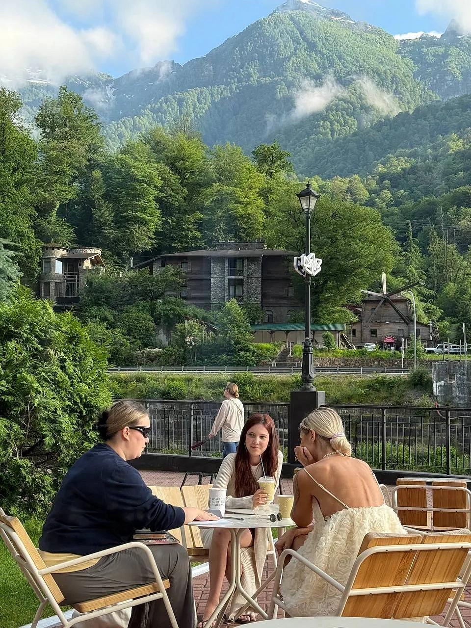 Книжный клуб Surf Coffee, фото 2 - круглогодичный курорт «Роза Хутор»