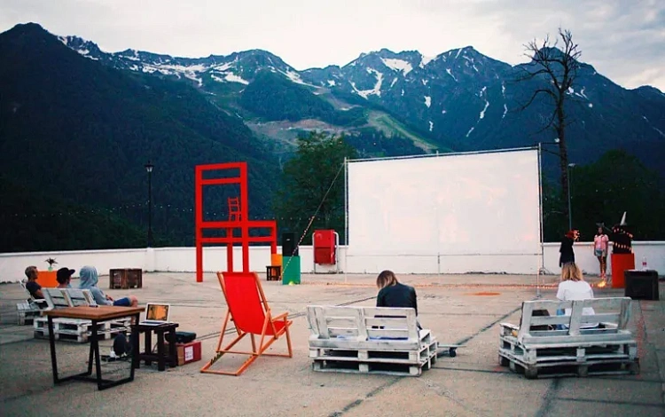 Летний открытый кинотеатр «Небо», фото 3 - круглогодичный курорт «Роза Хутор»