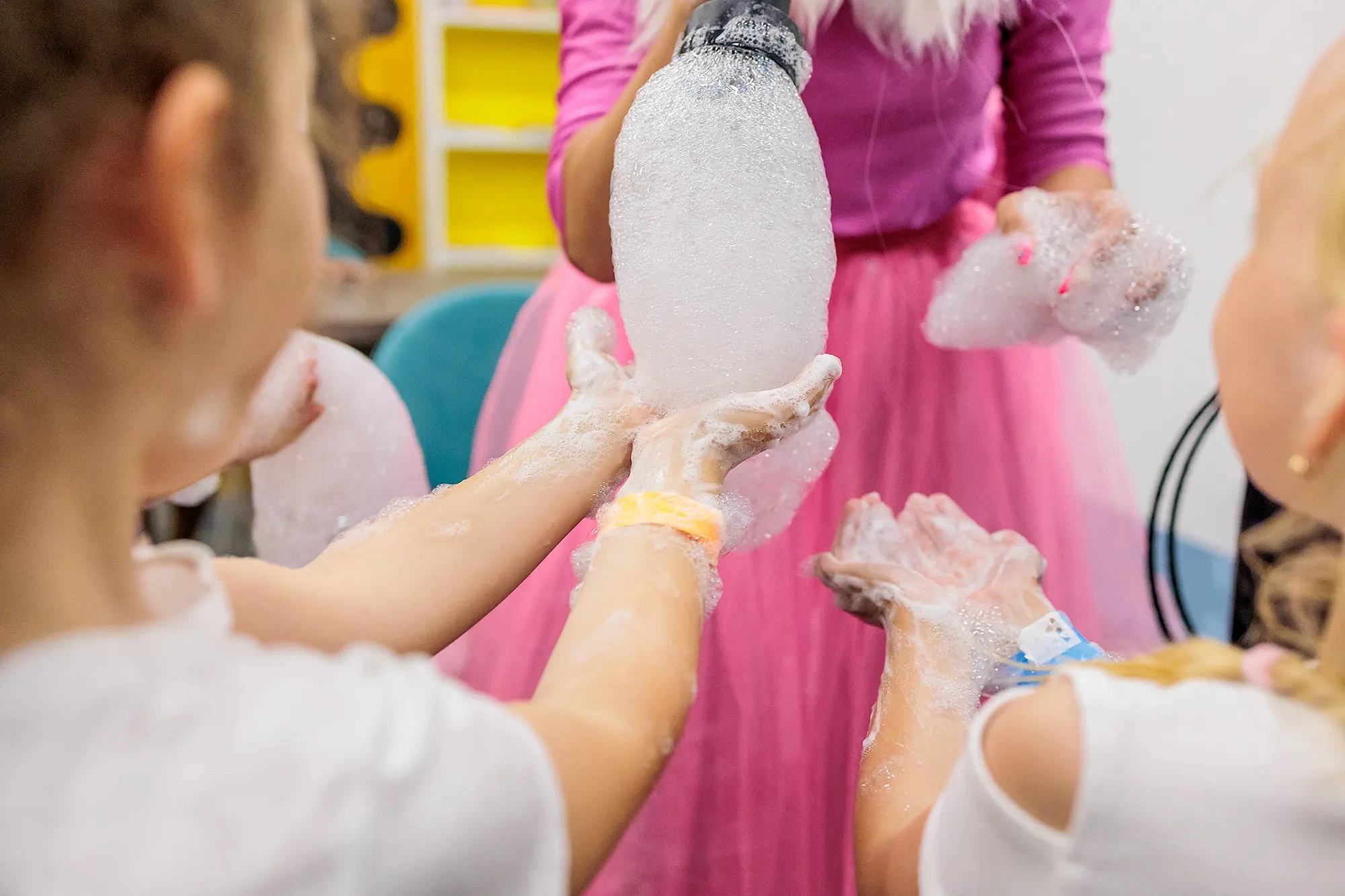 Лаборатория весёлых наук «Маленькие изобретатели», фото 1 - круглогодичный курорт «Роза Хутор»